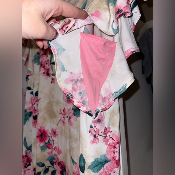 Boutique brand floral top with flutter sleeves. Cute pink underarm detail. - Picture 3 of 3